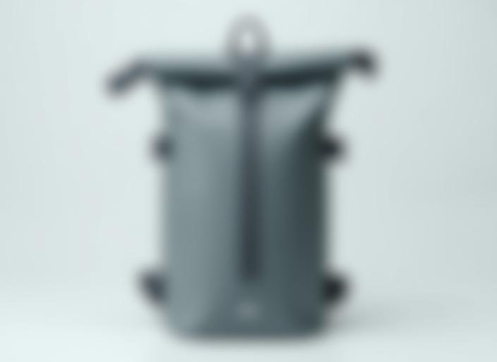 En grå vandtæt rygsæk.